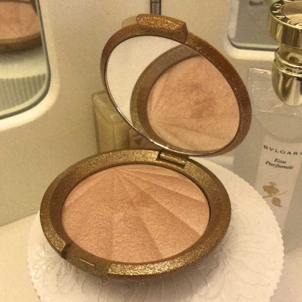 BECCA shimmering skin perfector in Champagne Pop